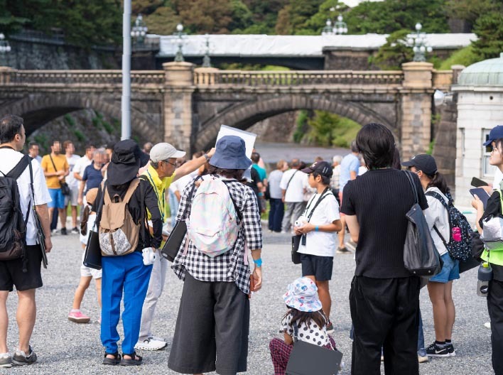 二重橋の前で説明を聞く参加者