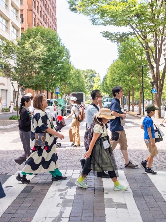 丸の内の歩道を歩く参加者