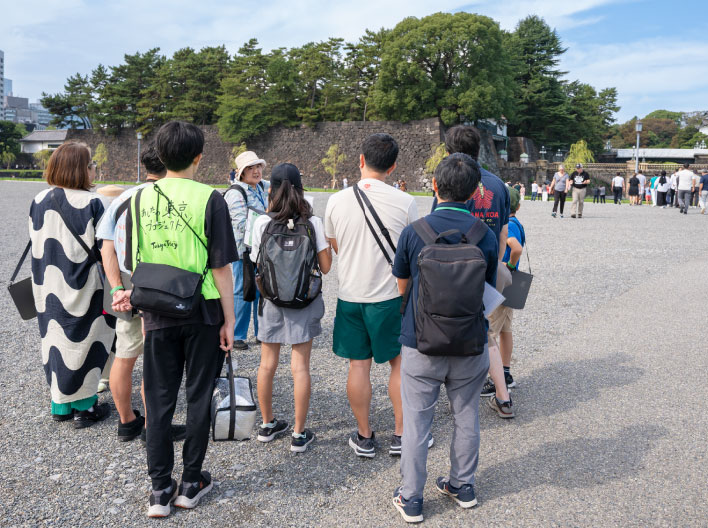 桜田門付近で案内人の説明を聞く参加者