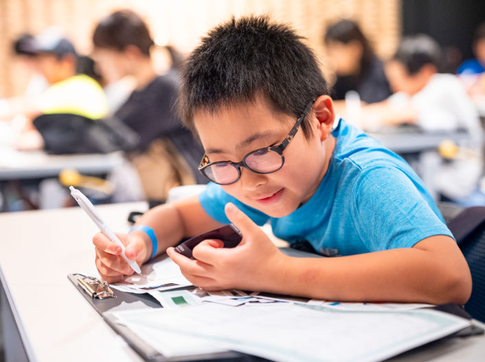 興味深く資料を見ている参加者