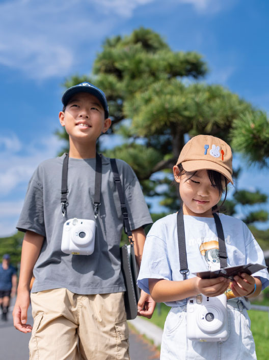 写真撮影する参加者