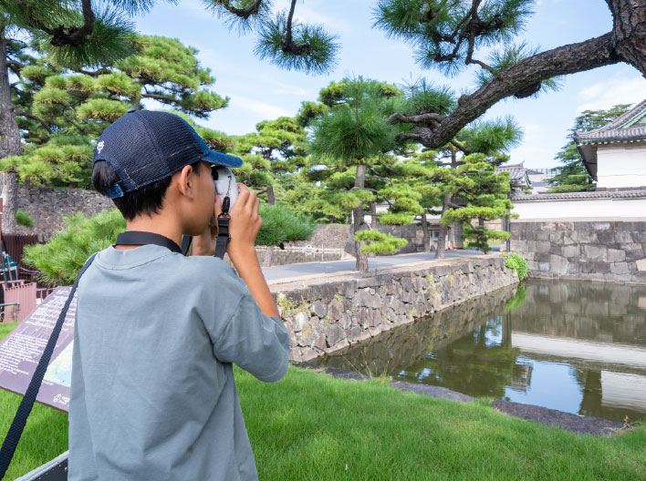 カメラを携えた参加者