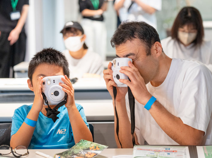 カメラを覗く参加者親子