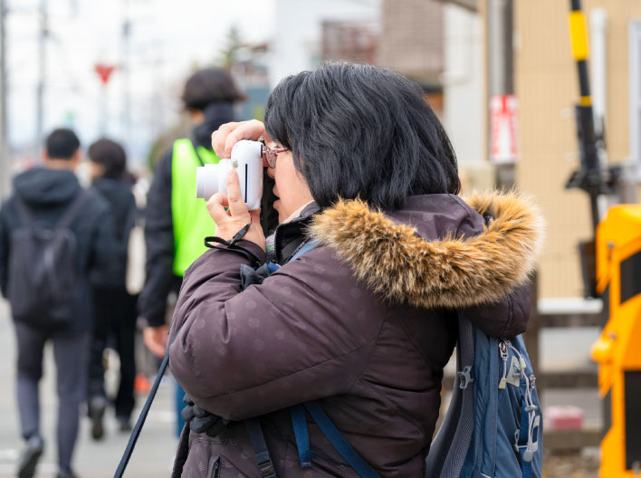 写真撮影する参加者