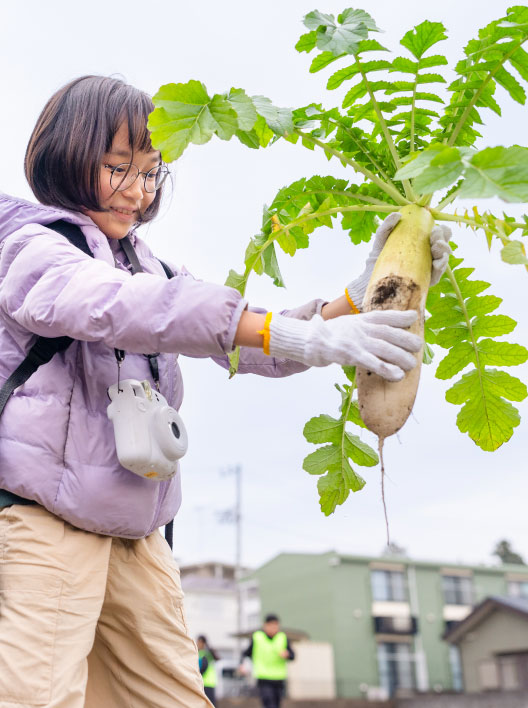 大根を持ち上げる参加者