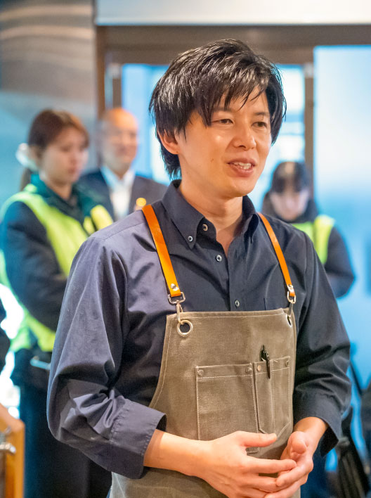 説明する店長さん