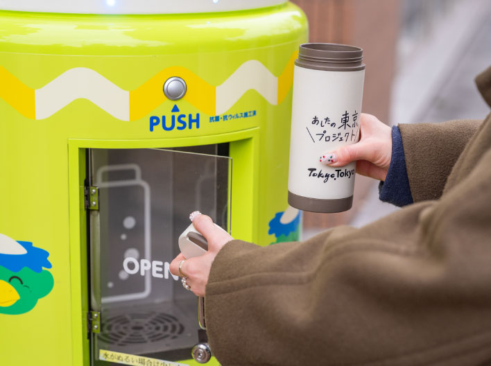 水をボトルに入れる参加者