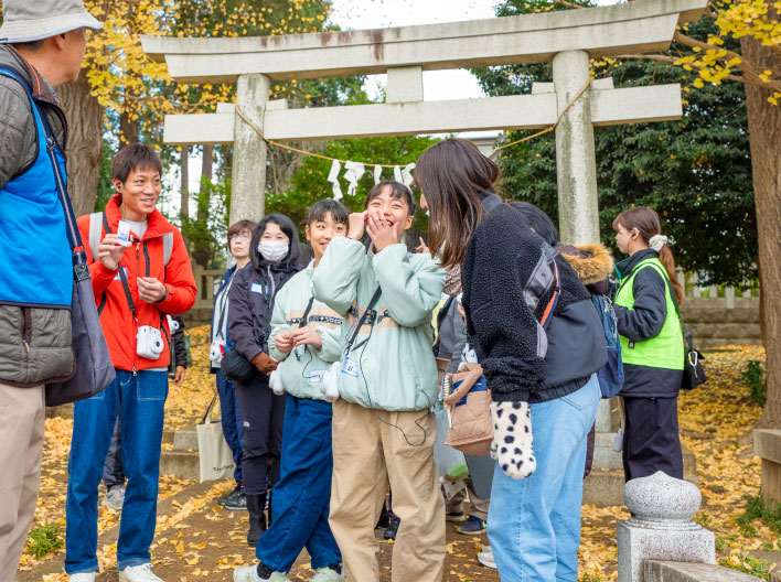 説明を聞く参加者